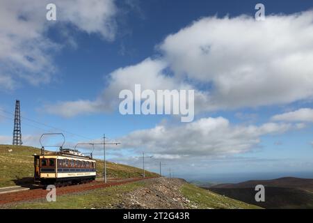 Tram numéro 1 (1895) du Snaefell Mountain Railway approchant de la gare de Snaefell, île de Man. Banque D'Images