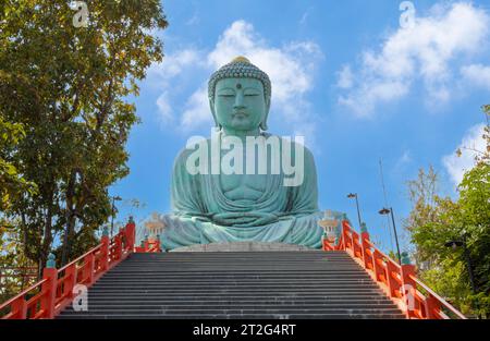 Statue de Bouddha Daibutsu dans le temple de Wat Phra That Doi Phra Chan, Lampang Thaïlande Banque D'Images