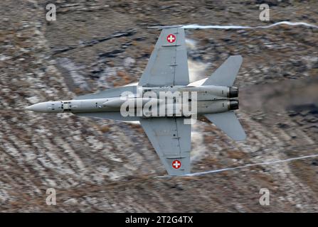 Ein Kampfflugzeug der Schweizer Luftwaffe vom Typ McDonnell Douglas FA-18C Hornet. Flugvorführungen der Schweizer Luftwaffe auf dem Fliegerschiessplatz Axalp-Ebenfluh am 18. Oktober 2023. Axalp ob Brienz Kanton Bern Schweiz *** A Swiss Air Force McDonnell Douglas FA 18C Hornet démonstrations de vol d'avion de chasse à Axalp Ebenfluh le 18 octobre 2023 Axalp ob Brienz Canton Berne Suisse crédit : Imago/Alamy Live News Banque D'Images