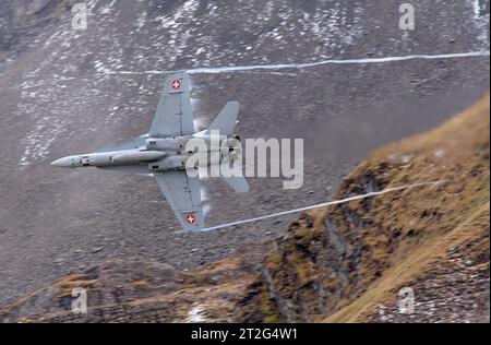 Ein Kampfflugzeug der Schweizer Luftwaffe vom Typ McDonnell Douglas FA-18C Hornet. Flugvorführungen der Schweizer Luftwaffe auf dem Fliegerschiessplatz Axalp-Ebenfluh am 18. Oktober 2023. Axalp ob Brienz Kanton Bern Schweiz *** A Swiss Air Force McDonnell Douglas FA 18C Hornet démonstrations de vol d'avion de chasse à Axalp Ebenfluh le 18 octobre 2023 Axalp ob Brienz Canton Berne Suisse crédit : Imago/Alamy Live News Banque D'Images