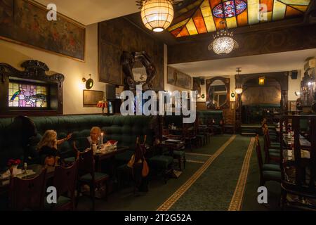 Intérieur avec mobilier et décoration Art nouveau, café et restaurant Jama Michalika, Cracovie, Pologne Banque D'Images