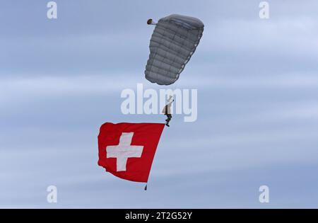 Ein Freifaller der Schweizer Armee mit der Schweizer Flagge über der Axalp. Flugvorführungen der Schweizer Luftwaffe auf dem Fliegerschiessplatz Axalp-Ebenfluh am 18. Oktober 2023. Axalp ob Brienz Kanton Bern Schweiz *** Un Faller libre de l'armée suisse avec le drapeau suisse au-dessus d'Axalp Swiss Air Force démonstrations de vol à l'Axalp Ebenfluh Flying Range le 18 octobre 2023 Axalp ob Brienz Canton Berne Suisse crédit : Imago/Alamy Live News Banque D'Images