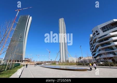 Milan, Italie. Résidence Hadid, tour Isozaki et tour Hadid en construction dans le nouveau complexe City Life, vue depuis Elsa Morante squar Banque D'Images