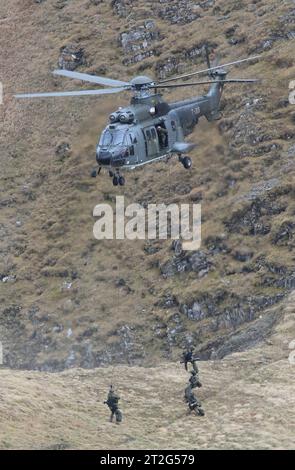 Ein Helikopter der Schweizer Luftwaffe vom Typ Aerospatiale AS-332 M1 Super Puma mit der Kennung T-319 verbringt Soldaten des Schweizer Kommando Spezialkräfte KSK zum Einsatzort auf der Axalp. Die Kommandotrupps werden aus dem Helikopter abgeseilt. Flugvorführungen der Schweizer Luftwaffe auf dem Fliegerschiessplatz Axalp-Ebenfluh am 18. Oktober 2023. Axalp ob Brienz Kanton Bern Schweiz *** Un hélicoptère de l'armée de l'air suisse de type Aerospatiale AS 332 M1 Super Puma avec l'identification T 319 transporte des soldats du Commandement des forces spéciales suisses KSK vers le site de déploiement sur l'Axalp le c Banque D'Images