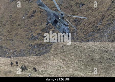 Ein Helikopter der Schweizer Luftwaffe vom Typ Aerospatiale AS-332 M1 Super Puma mit der Kennung T-319 verbringt Soldaten des Schweizer Kommando Spezialkräfte KSK zum Einsatzort auf der Axalp. Die Kommandotrupps wurden aus dem Helikopter abgeseilt. Flugvorführungen der Schweizer Luftwaffe auf dem Fliegerschiessplatz Axalp-Ebenfluh am 18. Oktober 2023. Axalp ob Brienz Kanton Bern Schweiz *** Un hélicoptère de l'armée de l'air suisse de type Aerospatiale AS 332 M1 Super Puma immatriculé T 319 transporte des soldats du Commandement des forces spéciales suisses KSK vers le site de déploiement sur l'Axalp le com Banque D'Images