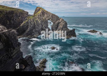 STAC a’ Phris Arch, une arche rocheuse naturelle imposante sur l’île de Lewis, en Écosse. Banque D'Images