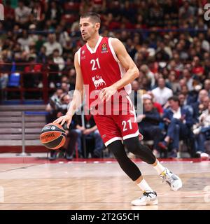 Milan, Italie. 17 octobre 2023. Italie, Milan, octobre 17 2023 : Diego Flaccadori (Armani Milan) dribble au 1e quart-temps lors du match de basket EA7 Emporio Armani Milan vs Olympiacos Piraeus, Euroleague 2023-24 tour 3 (photo de Fabrizio Andrea Bertani/Pacific Press/Sipa USA) crédit : SIPA USA/Alamy Live News Banque D'Images