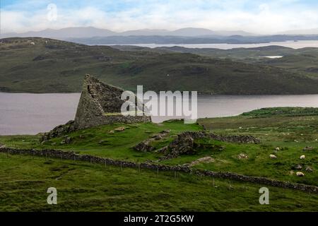 Dun Carloway Broch est un fort de l'âge du fer bien conservé sur l'île de Lewis, en Écosse. Banque D'Images