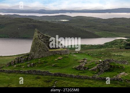 Dun Carloway Broch est un fort de l'âge du fer bien conservé sur l'île de Lewis, en Écosse. Banque D'Images