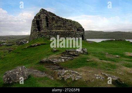 Dun Carloway Broch est un fort de l'âge du fer bien conservé sur l'île de Lewis, en Écosse. Banque D'Images