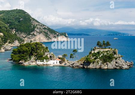 Vue panoramique pittoresque de la baie de Parga en Grèce. Endroit idyllique avec Deep Blue Sea, une petite île avec chapelle et château sur elle dans la mer Méditerranée. Banque D'Images