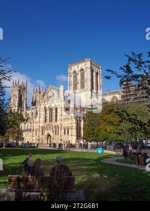 York Minster, aspect sud vu du nouveau jardin Banque D'Images