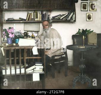 Léon Tolstoï dans son bureau, mai 1908, Yasnaya Polyana, Oblast de Tula, Russie. Année : 1908. Photographe : Sergei Prokudin-Gorskii. Banque D'Images