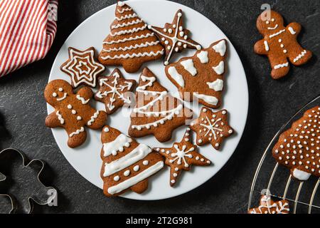gros plan de biscuits au pain d'épice glacé sur l'assiette Banque D'Images