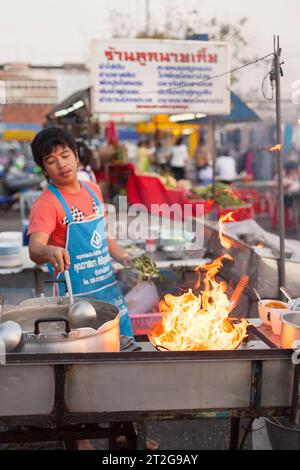 Flammes d'un wok, nourriture de rue à un marché nocturne à Ayutthaya, Thaïlande Banque D'Images