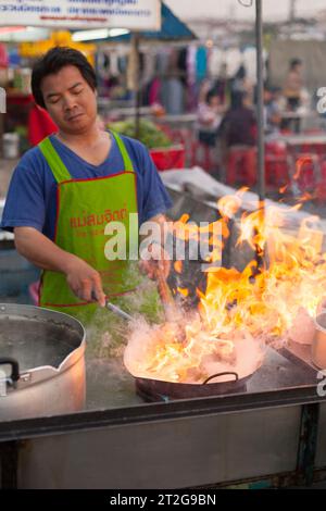 Flammes d'un wok, nourriture de rue à un marché nocturne à Ayutthaya, Thaïlande Banque D'Images