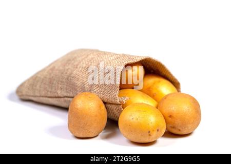 Pommes de terre en sac de jute isolées sur fond blanc Banque D'Images