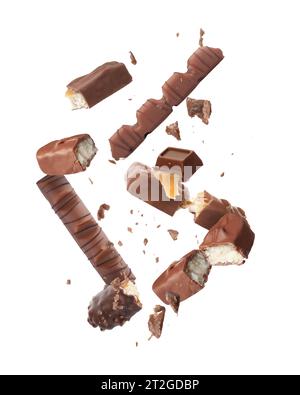 Barres de chocolat entières et cassées tombant sur fond blanc Banque D'Images