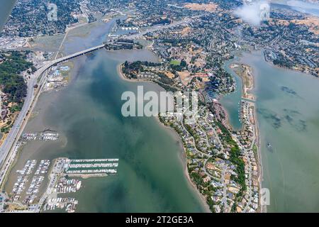 Vue aérienne des bateaux de la maison Sausalito, Richardson Bay et Strawberry Peninsula Banque D'Images