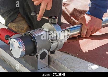 Un outil de surfaçage et d'équarrissage de tube est utilisé sur les tubes en acier inoxydable utilisés sur le toit de l'installation de réfrigération industrielle de CO2. Banque D'Images