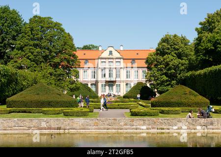 Le Département d'Art moderne et le Musée National de Gdansk également connu sous le nom de Palais de l'Abbé dans Oliwa Park, Gdansk, Pologne Banque D'Images