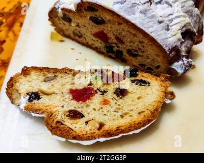 Cupcake de Noël coupé Stollen avec raisins secs et fruits confits. Savoureux pain allemand traditionnel. Gros plan. Banque D'Images