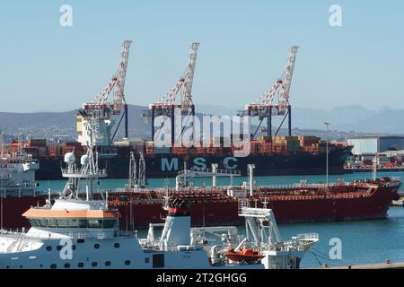 Porte-conteneurs de la société MSC, pétrolier orange et navire scientifique blanc amarrés au port Cape Town. Banque D'Images