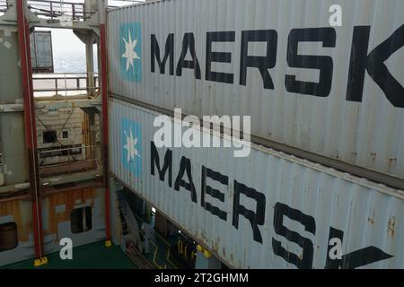 Conteneur gris de la société Maersk avec logo en étoile blanche arrimé sur le porte-conteneurs, Banque D'Images