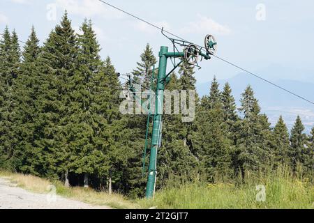 Tour de remontée mécanique ou pilier de couleur verte hors service pendant l'été dans Little Fatra en Slovaquie de près. Banque D'Images