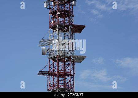 Partie de la construction de l'émetteur de radio et de télévision avec beaucoup d'antennes de radiodiffusion de couleur rouge et blanche situé en Slovaquie. Banque D'Images