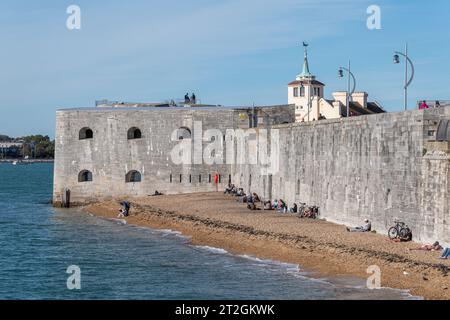 Mur de mer historique et tour ronde, partie des fortifications Tudor dans le vieux Portsmouth, Hampshire, Angleterre, Royaume-Uni Banque D'Images