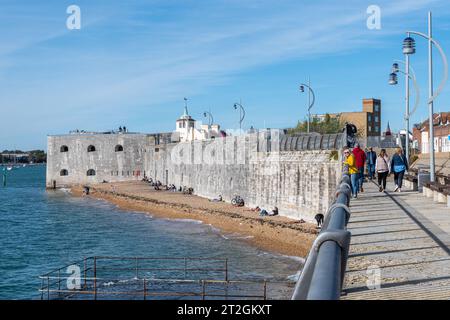 Mur de mer historique et tour ronde, partie des fortifications Tudor dans le vieux Portsmouth, Hampshire, Angleterre, Royaume-Uni Banque D'Images