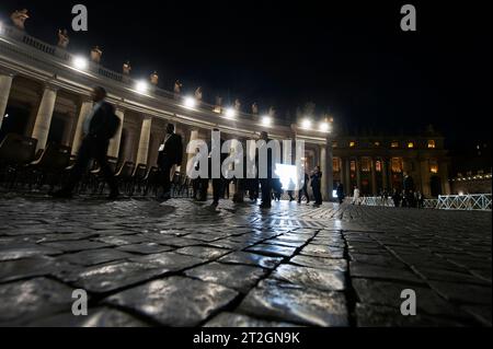 Vatican, Vatican. 19 octobre 2023. Italie, Rome, Vatican, 2023/10/19 le pape François mène une prière pour les migrants et les réfugiés, dans le cadre de la 16e assemblée générale du synode des évêques, devant le complexe sculptural en bronze de Timothy Schmalz 'Anges unawares' et la Croix de San Damiano, à gauche, un grand rood roman devant lequel Saint François d'Assise priait quand on dit qu'il a reçu la commande du Seigneur pour reconstruire l'Église, à Saint La place Pierre au Vatican Photographie par ALESSIA GIULIANI /Catholic Press photo Credit : Independent photo Agency/Alamy Live News Banque D'Images