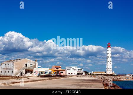 Phare, quelques maisons et la plage de Ilha do Farol, île barrière de Culatra, Olhao, Algarve, Portugal Banque D'Images