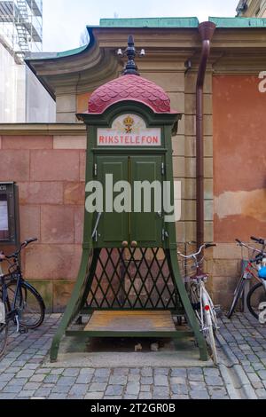 ancienne cabine téléphonique publique (rikstelefon) dans le vieux centre-ville (gamla stan) de stockholm Banque D'Images