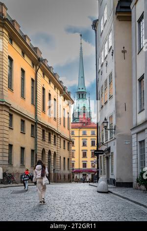 STOCKHOLM, SUÈDE- 23 DÉCEMBRE 2020 : belles maisons colorées dans le centre-ville de Stockholm. Banque D'Images