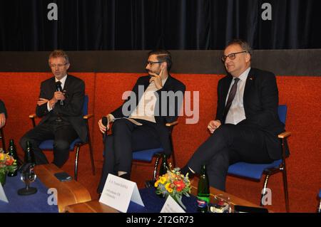 Berlin, Allemagne. 19 octobre 2023. Le président du Sénat tchèque Milos Vystrcil, à gauche, le directeur de la Fondation Schwarzkopf Tomas Sacher, au centre, et l'ambassadeur tchèque en Allemagne Tomas Kafka, à droite, assistent à un débat avec leurs compatriotes à Berlin, en Allemagne, le 19 octobre 2023. Vystrcil a commencé sa visite de deux jours en Allemagne en participant au débat. Crédit : Ales Zapotocky/CTK photo/Alamy Live News Banque D'Images