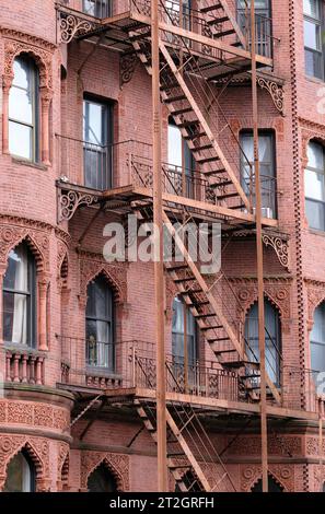 Détail des évasions d'incendie dans Un immeuble traditionnel (rouge) Brownstone à Boston Banque D'Images