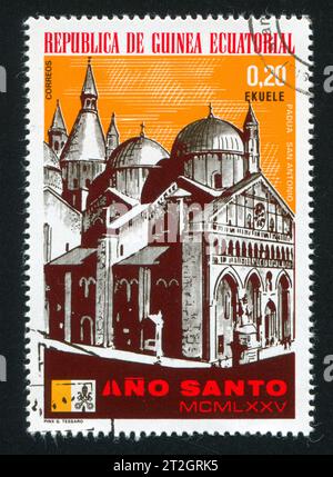 GUINÉE ÉQUATORIALE - CIRCA 1975 : timbre imprimé par la Guinée équatoriale, montre la basilique Saint Antoine de Padoue, circa 1975 Banque D'Images