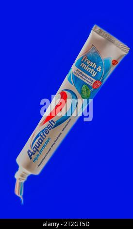 Mansfield, Nottingham, Royaume-Uni, 19 octobre 2023 : image du produit Studio du dentifrice Aquafresh sur fond bleu. Banque D'Images