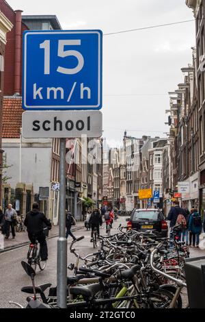 Panneau néerlandais de limitation de vitesse près d'une école à Amsterdam. Banque D'Images