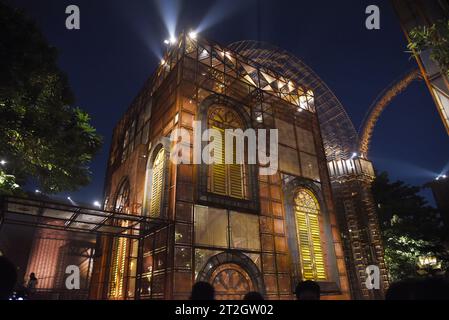 Kolkata City, Inde. 19 octobre 2023. Les dévots visitent un lieu de culte temporaire décoré, de la déesse hindoue dans le cadre des célébrations du Festival Durga Puja. Le 19 octobre 2023 à Kolkata City, en Inde. (Image de crédit : © Dipa Chakraborty/eyepix via ZUMA Press Wire) USAGE ÉDITORIAL SEULEMENT! Non destiné à UN USAGE commercial ! Banque D'Images