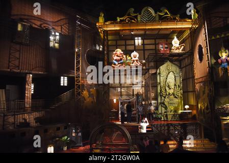 Kolkata City, Inde. 19 octobre 2023. Les dévots visitent un lieu de culte temporaire décoré, de la déesse hindoue dans le cadre des célébrations du Festival Durga Puja. Le 19 octobre 2023 à Kolkata City, en Inde. (Image de crédit : © Dipa Chakraborty/eyepix via ZUMA Press Wire) USAGE ÉDITORIAL SEULEMENT! Non destiné à UN USAGE commercial ! Banque D'Images