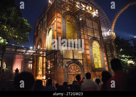 Kolkata City, Inde. 19 octobre 2023. Les dévots visitent un lieu de culte temporaire décoré, de la déesse hindoue dans le cadre des célébrations du Festival Durga Puja. Le 19 octobre 2023 à Kolkata City, en Inde. (Image de crédit : © Dipa Chakraborty/eyepix via ZUMA Press Wire) USAGE ÉDITORIAL SEULEMENT! Non destiné à UN USAGE commercial ! Banque D'Images