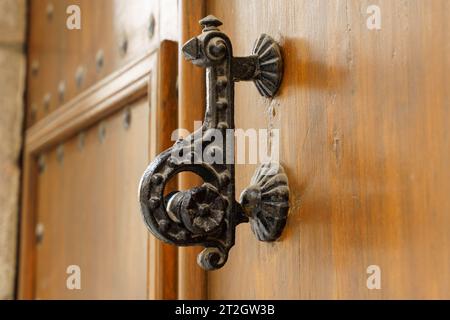 Vieille poignée de porte vintage sur une porte en bois. Mise au point sélective. Banque D'Images