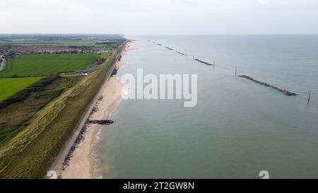 Plage de paillage de mer à Norfolk, Royaume-Uni, vue nord-ouest Banque D'Images