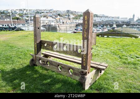 Stocks de bois dans le port de Porthleven, Cornouailles. Banque D'Images