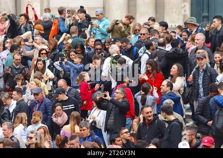 De grandes foules de touristes et d'Italiens se mêlent à côté de la fontaine de Trevi, malgré un temps couvert combiné à un jour férié italien de quatre jours. Banque D'Images