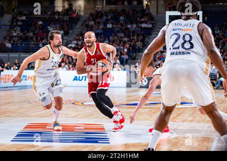 Madrid, Madrid, Espagne. 19 octobre 2023. Shavon Shields (EA7 Emporio Armani Olimpia Milano) en action lors du match de basket-ball entre le Real Madrid et l'EA7 Emporio Armani Olimpia Milano valable pour la 04e manche de la compétition Euroleague disputée au Wizink Center de Madrid, Espagne, le jeudi 19 octobre 2023 (crédit image : © Alberto Gardin/ZUMA Press Wire) À USAGE ÉDITORIAL SEULEMENT! Non destiné à UN USAGE commercial ! Banque D'Images