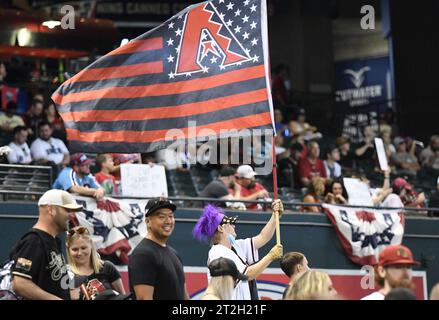 Phoenix, États-Unis. 19 octobre 2023. Un fan des Diamondbacks de l'Arizona brandit un drapeau avant le début du troisième match des NLCS contre les Phillies de Philadelphie au Chase Field à Phoenix le jeudi 19 octobre 2023. Photo de Rick d'Elia/UPI. Crédit : UPI/Alamy Live News Banque D'Images